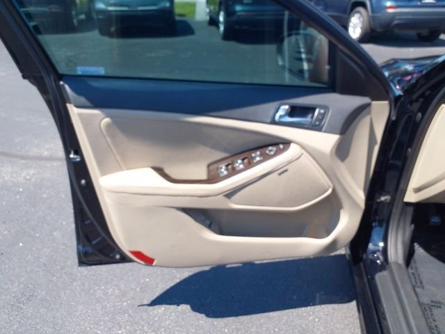 Used 2015 Black Kia EX image 11