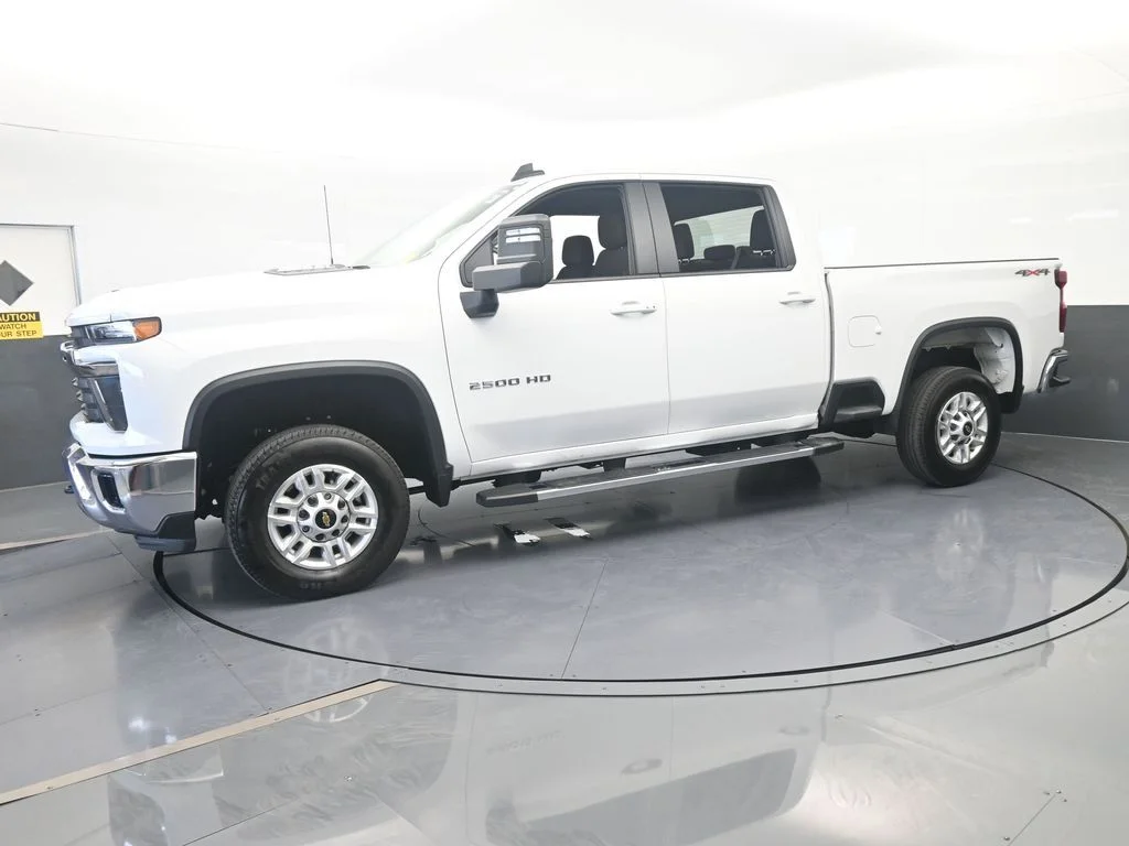 Used 2025 Summit White Chevrolet LT image 1