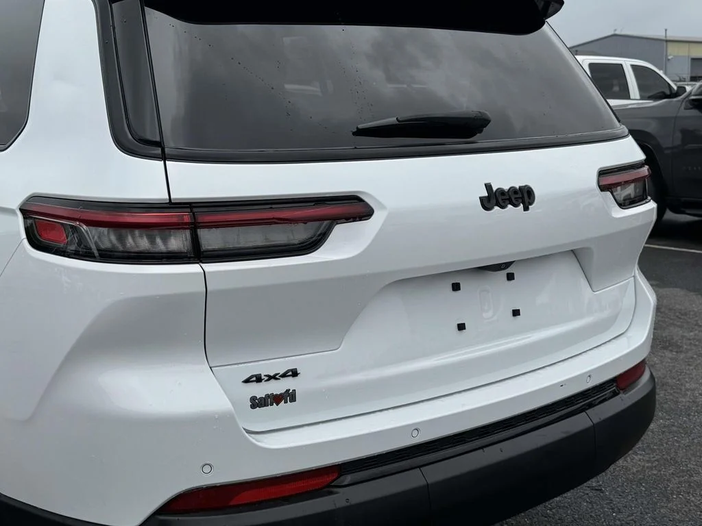Used 2024 White Jeep Altitude X image 11