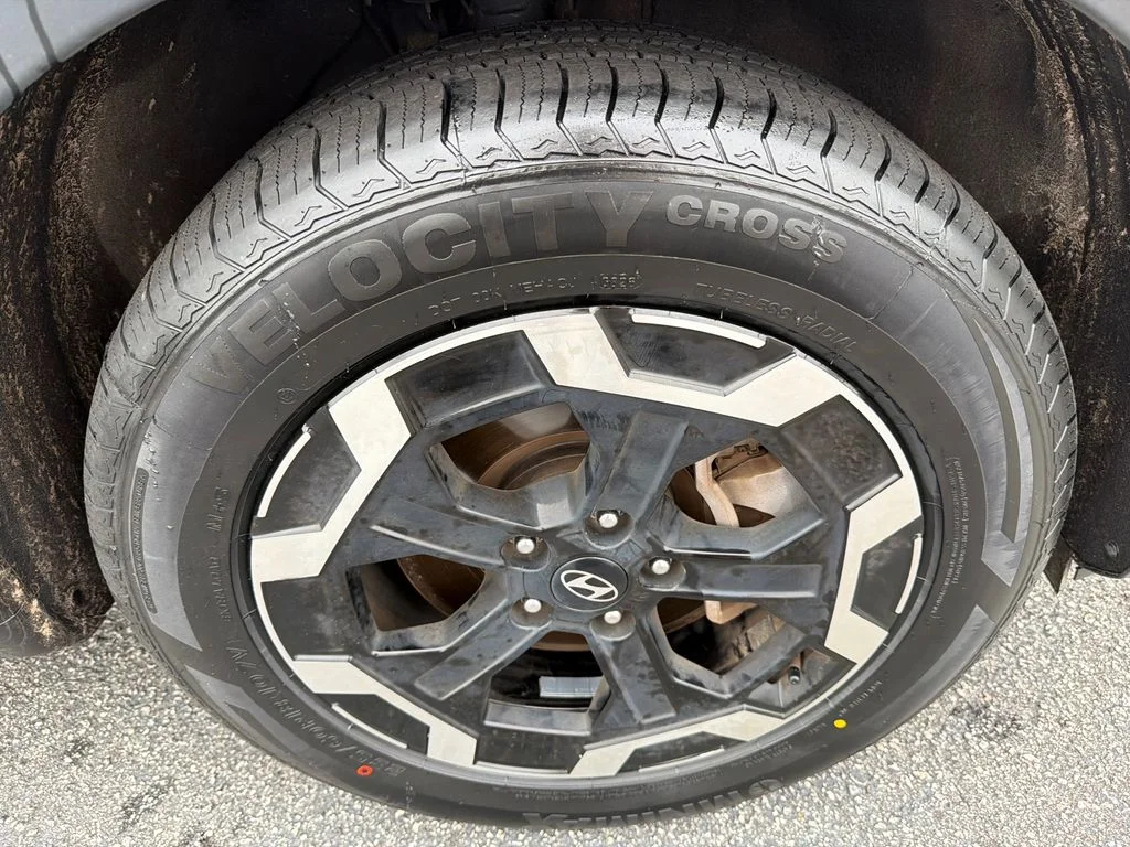 Used 2025 Black Hyundai SE image 12