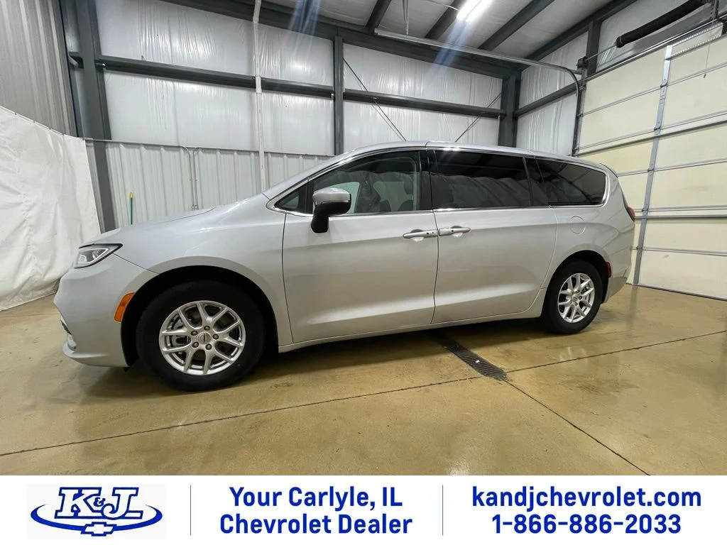 2023 Chrysler Pacifica Touring L's photo