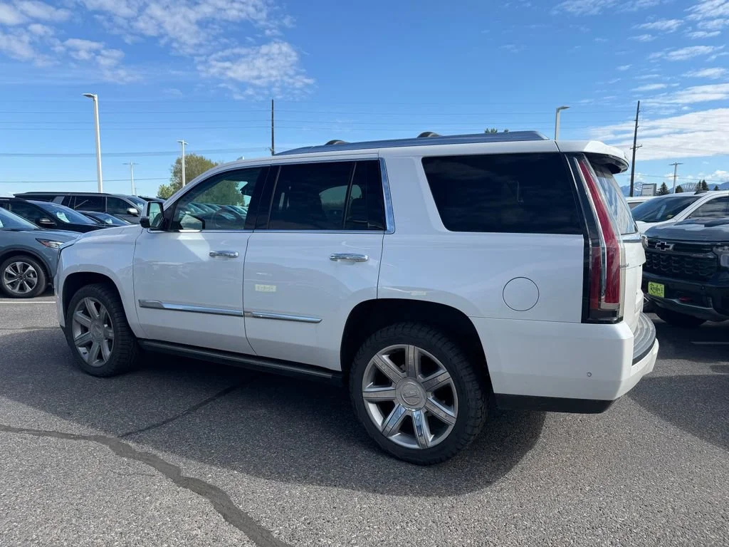 Used 2019 CRYSTAL WHITE TRICOAT Cadillac Premium Luxury image 2