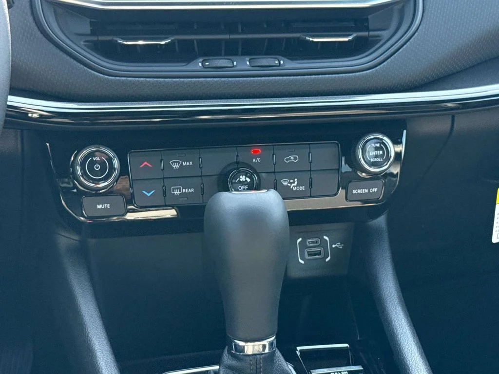 New 2026 Diamond Black Crystal Pearlcoat Jeep Latitude image 19