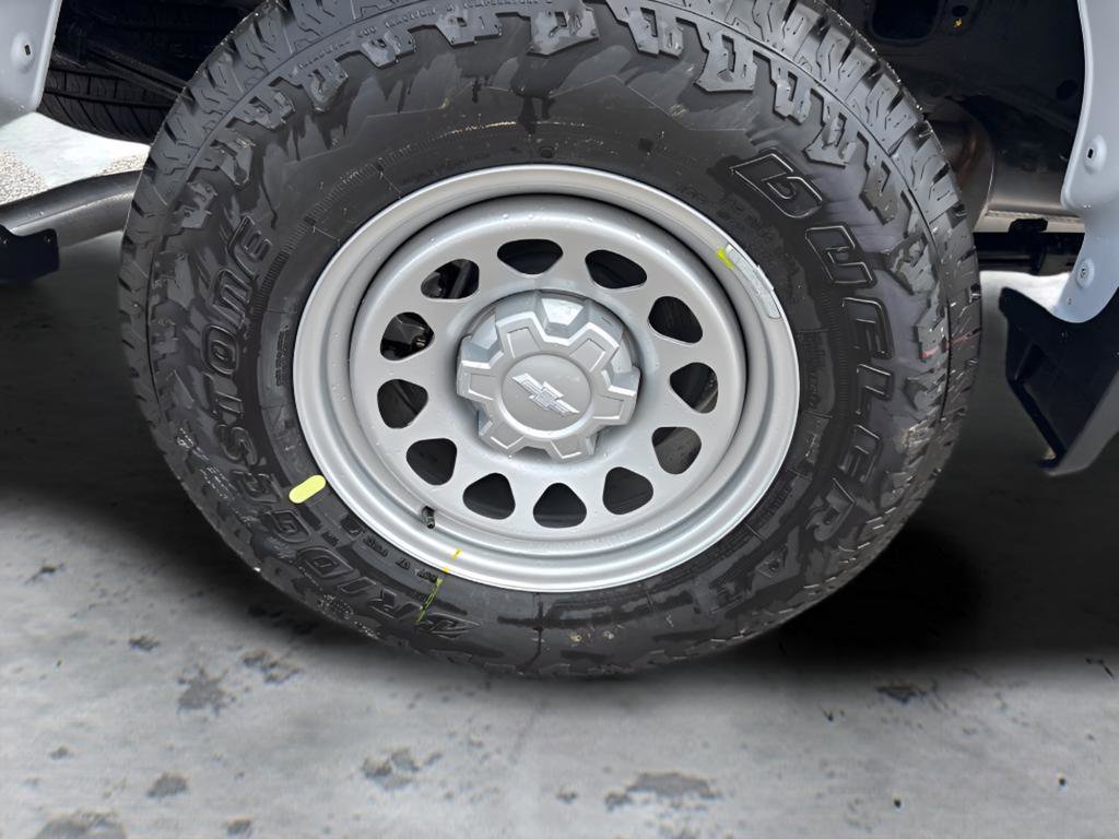 New 2026 Summit White Chevrolet WT image 32