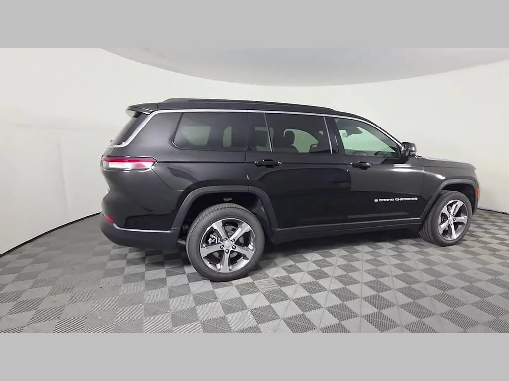 New 2026 Diamond Black Crystal Pearl-Coat Exterior Paint Jeep Limited image 24