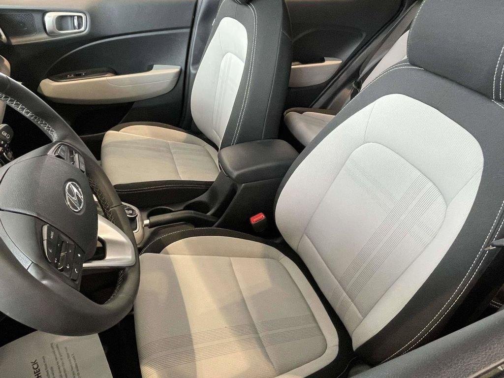 2025 Hyundai Venue SEL - Photo 28