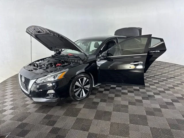 Used 2020 Black Nissan 2.5 SL image 10