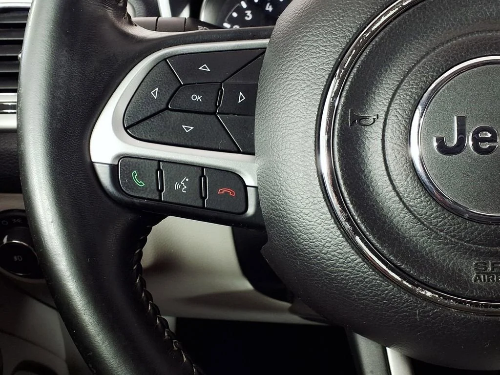 Used 2018 White Clearcoat Jeep Latitude image 18