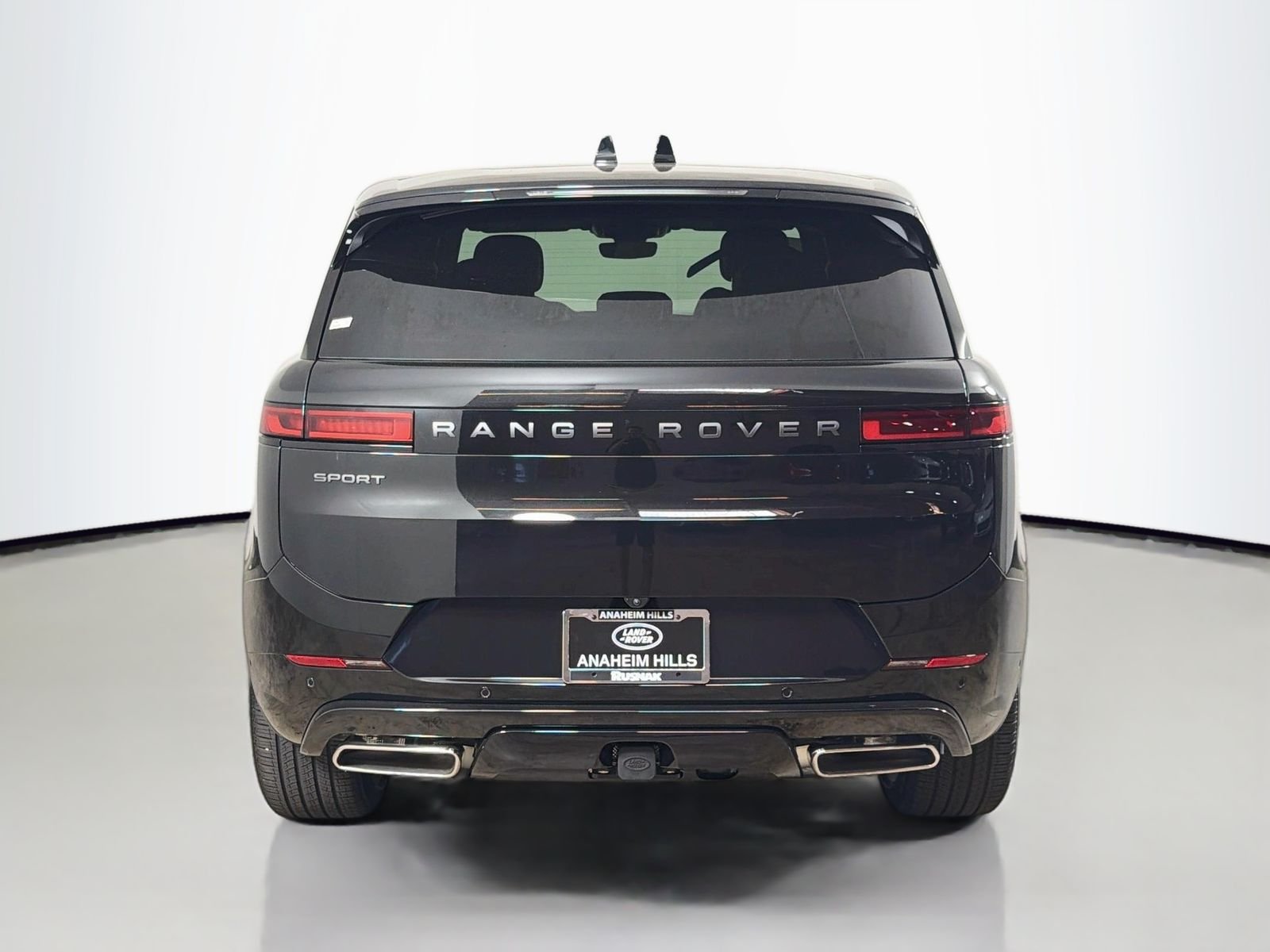 New 2026 Santorini Black Land Rover Dynamic SE image 4