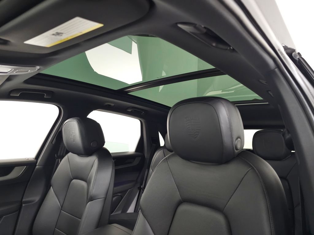 Used 2025  Porsche Base image 19