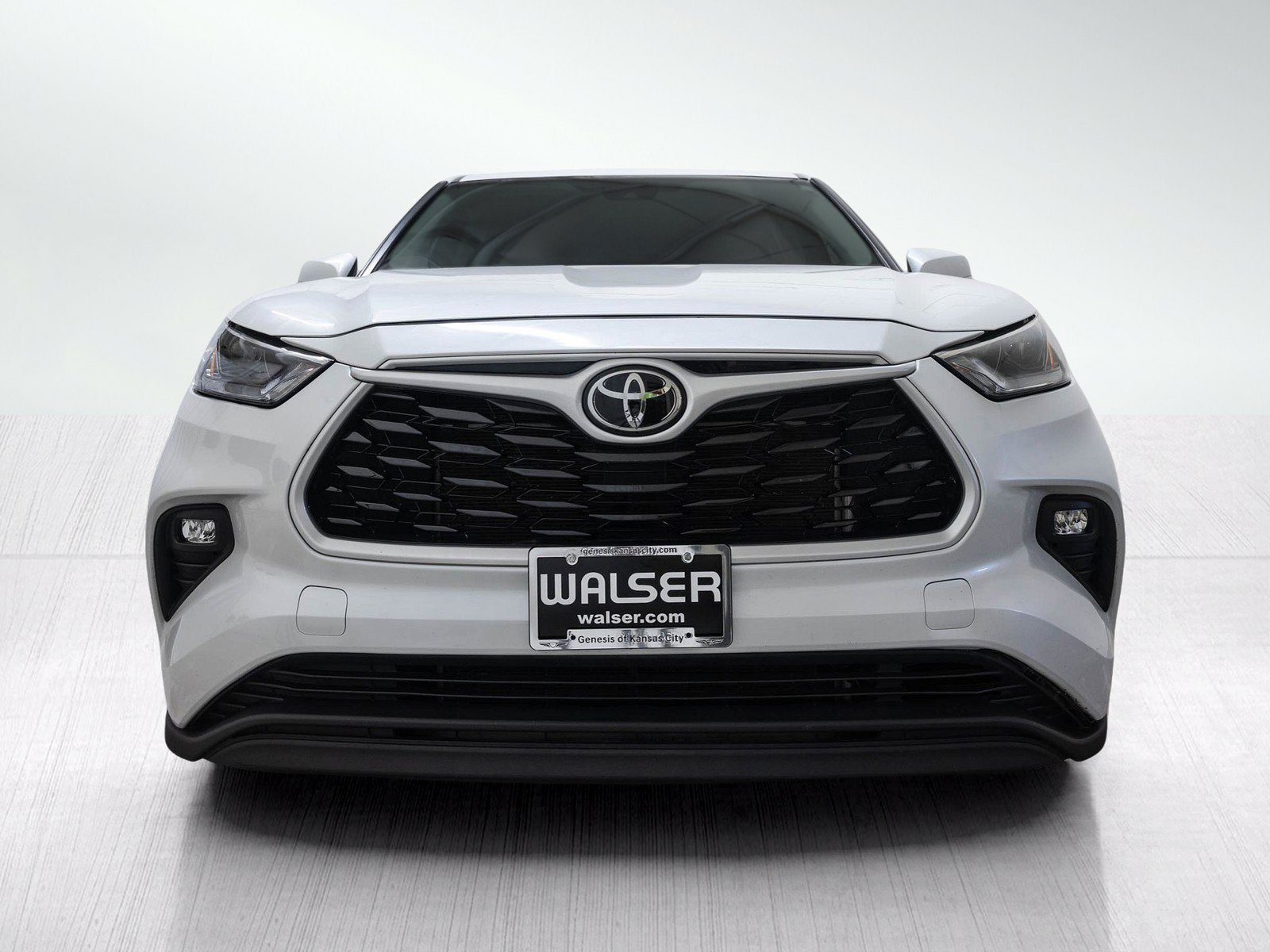 Used 2022 Pearl Toyota LE image 2