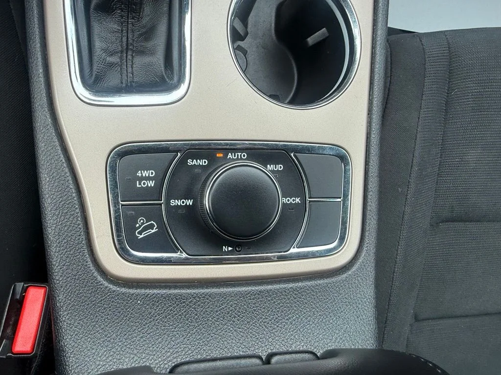 Used 2017 Silver Jeep Laredo image 26