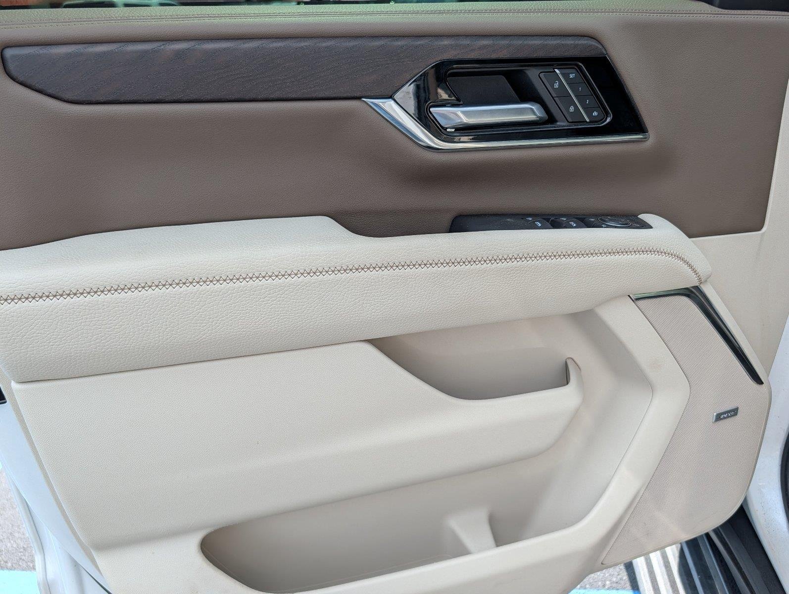 Used 2025 White Frost Tricoat GMC Denali image 13