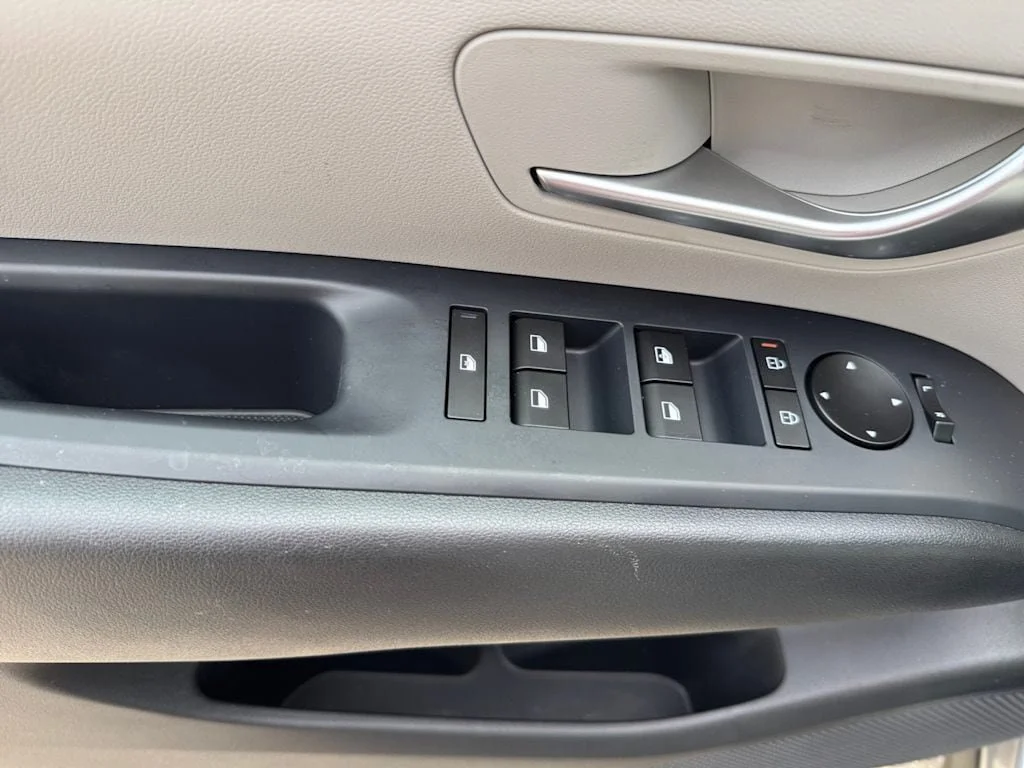 Used 2025 Silver Hyundai SE image 8