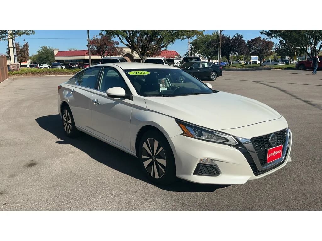Used 2022 Pearl White Tricoat Nissan 2.5 SV image 3