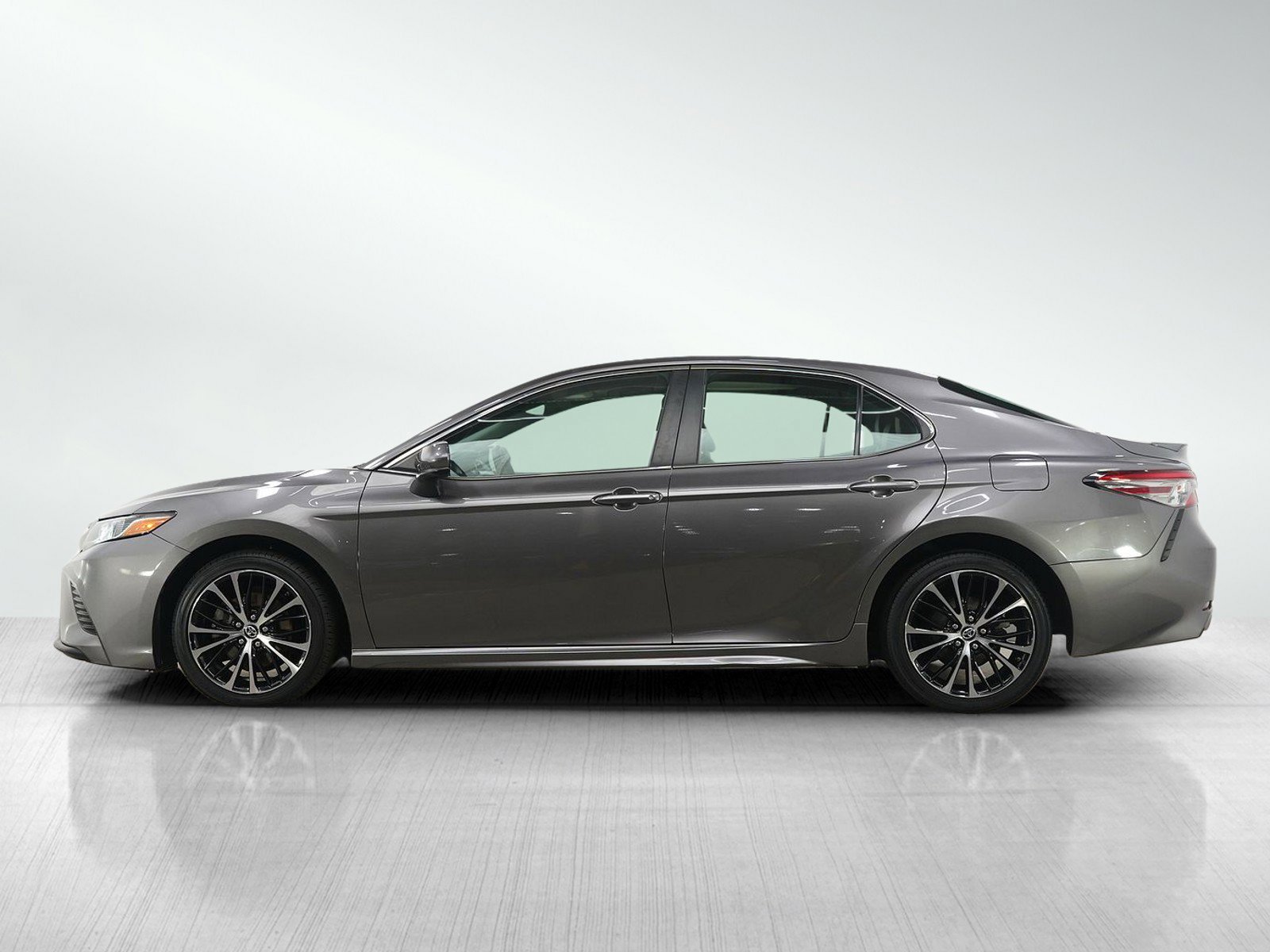 Used 2018 Toyota Camry SE with VIN 4T1B11HK7JU049686 for sale in Burnsville, Minnesota