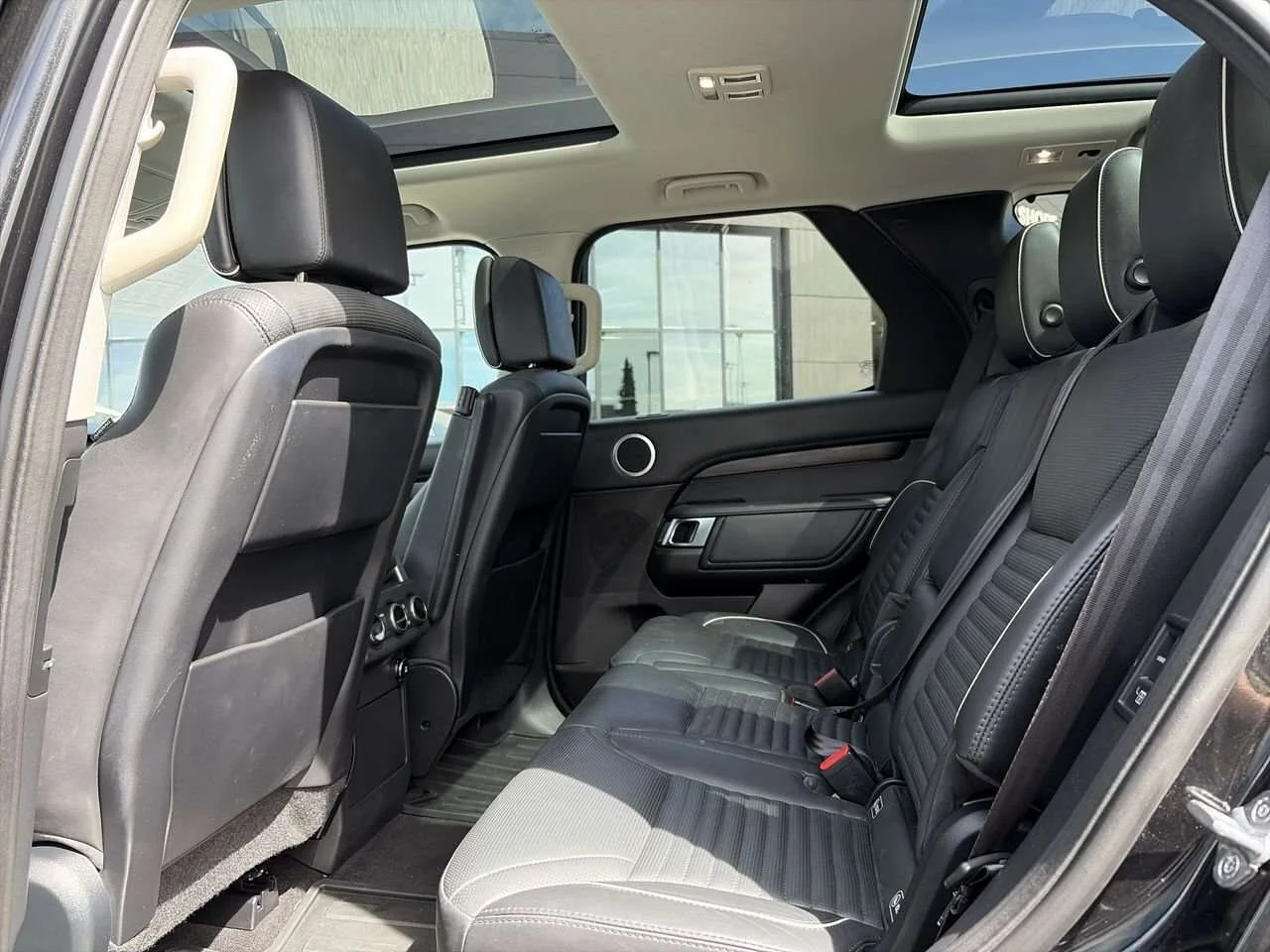 Used 2019  Land Rover HSE Luxury Dilawri Certified   Built for Adventure image 30