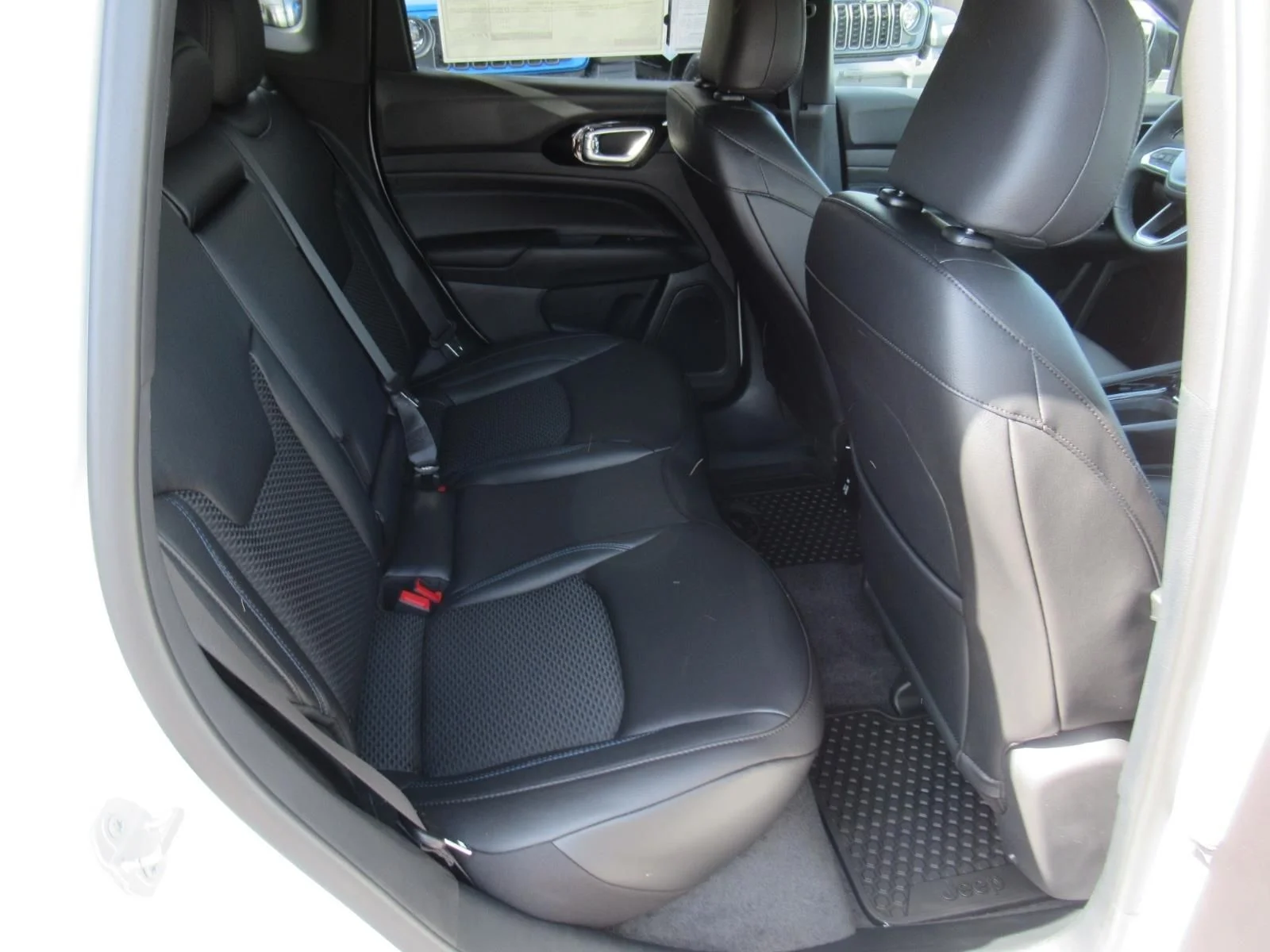New 2026 Bright White Clearcoat Jeep Latitude Altitude image 27