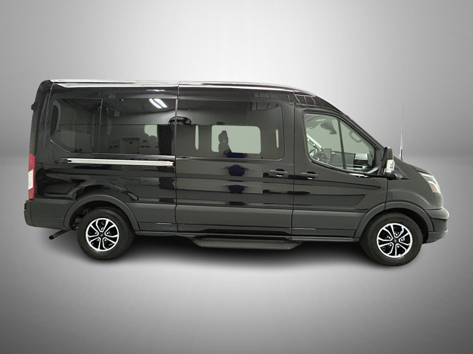 Used 2025 Black Ford XLT image 4