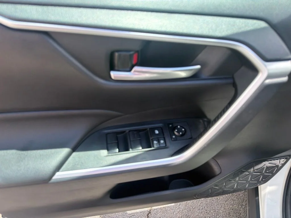 Used 2019 White Toyota XLE image 19