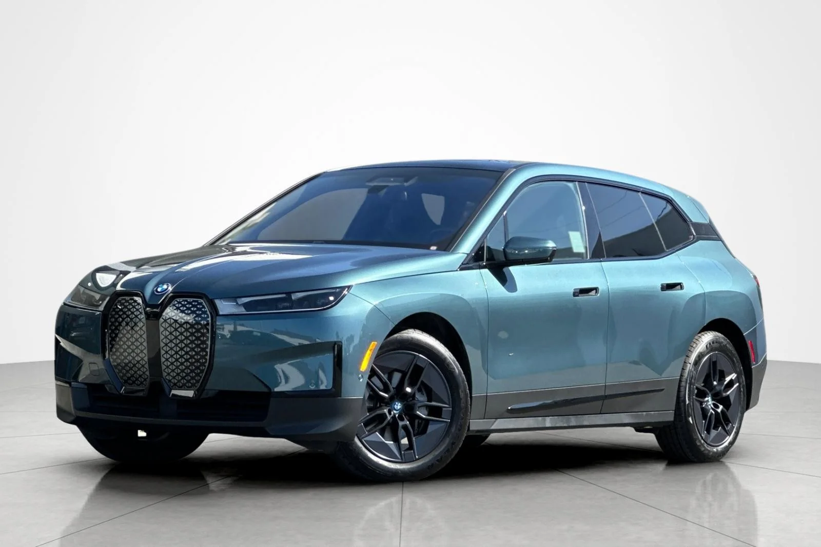 Used 2024 Blue Ridge Mountain Metallic BMW xDrive50 image 1
