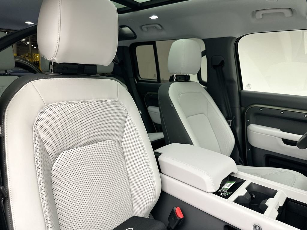 Used 2025 Pangea Green Metallic Land Rover S image 5