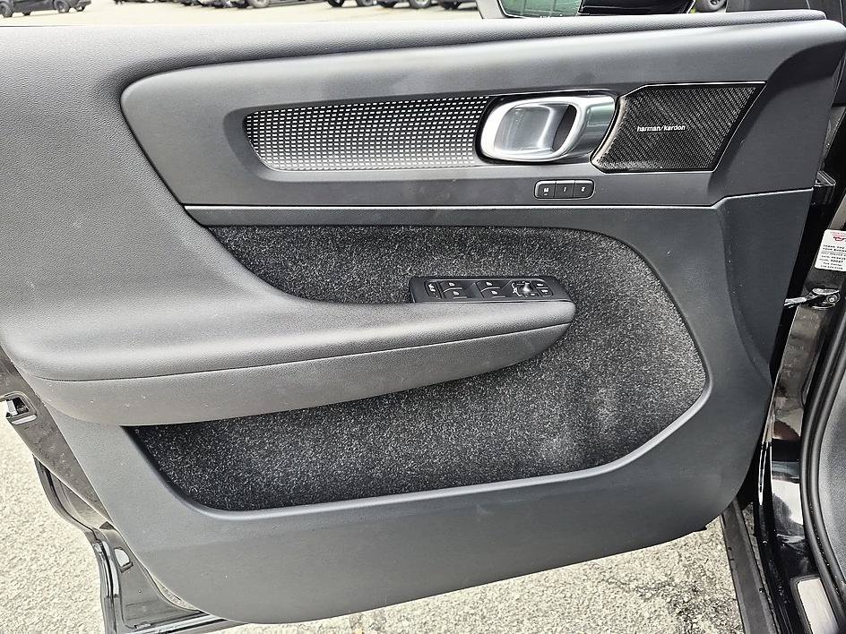 Used 2019  Volvo R-Design image 12