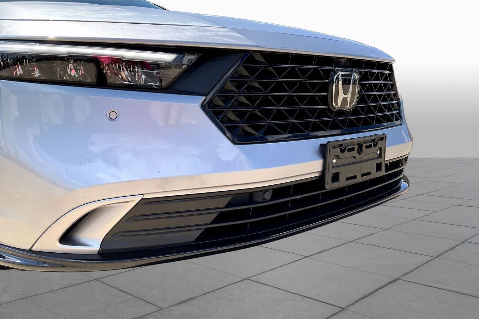 Used 2024 Solar Silver Metallic Honda EX-L image 29