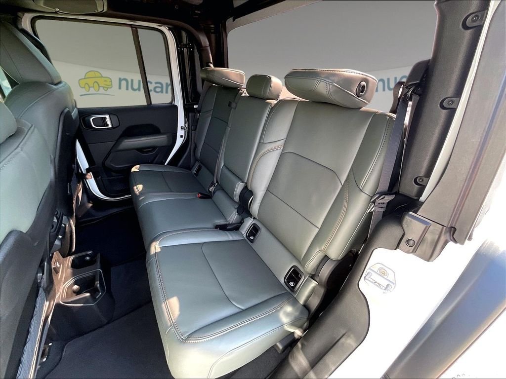 New 2026 Bright White Clear-Coat Exterior Paint Jeep Mojave image 14