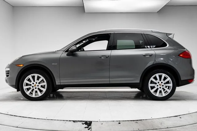 Used 2014  Porsche Diesel Platinum Edition image 2