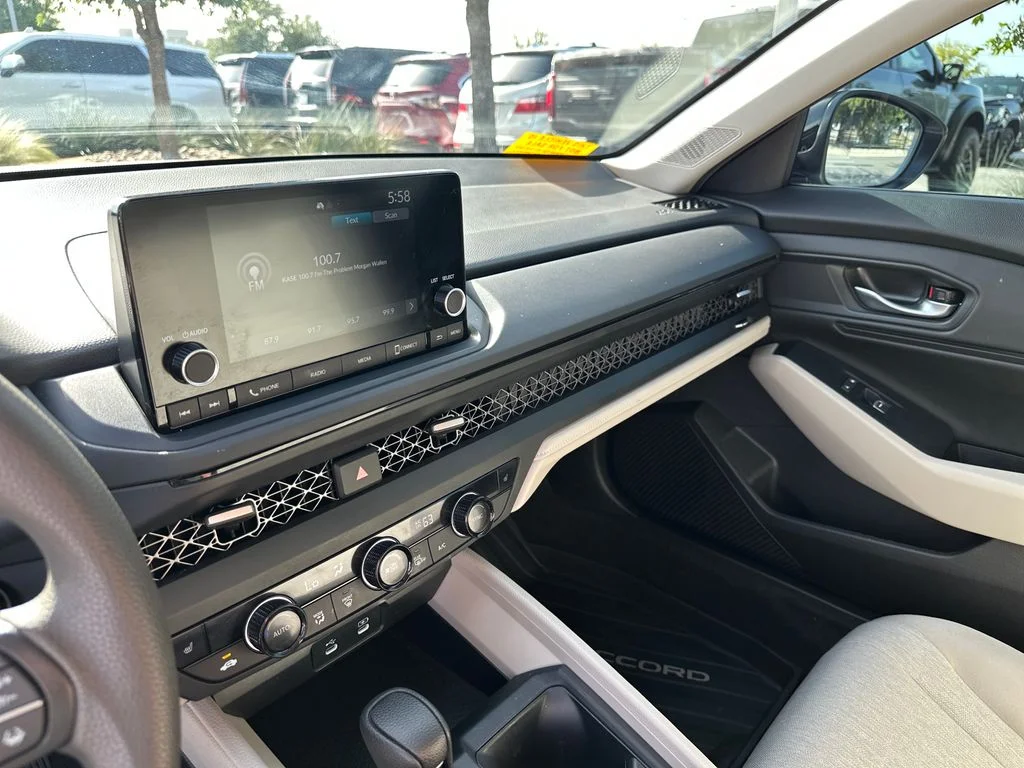 Used 2025 White Honda SE image 24