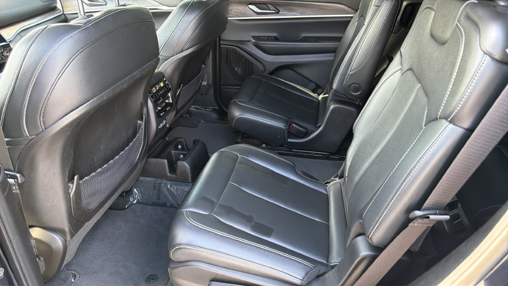 Used 2024 Midnight Jeep Limited image 19
