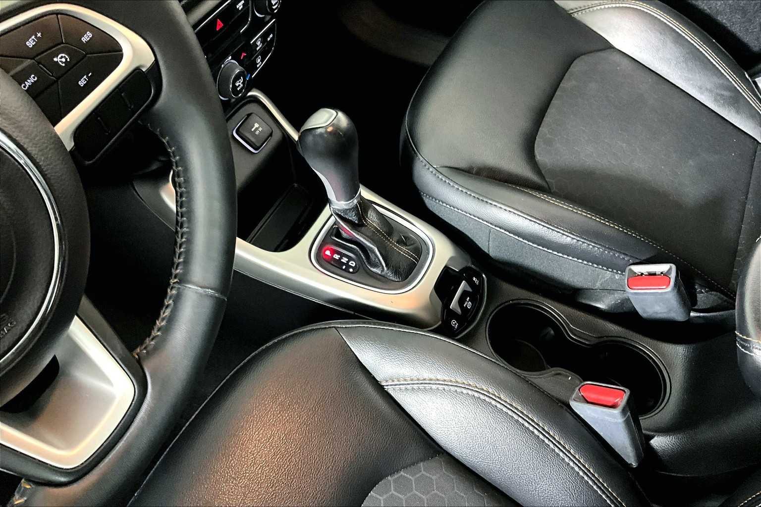 Used 2018 Olive Green Pearlcoat Jeep Latitude image 15