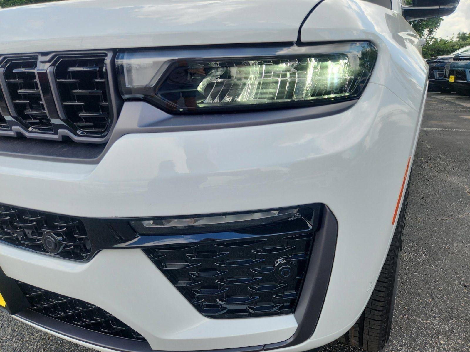 New 2026 Bright White Clear-Coat Exterior Paint Jeep Limited Reserve image 9