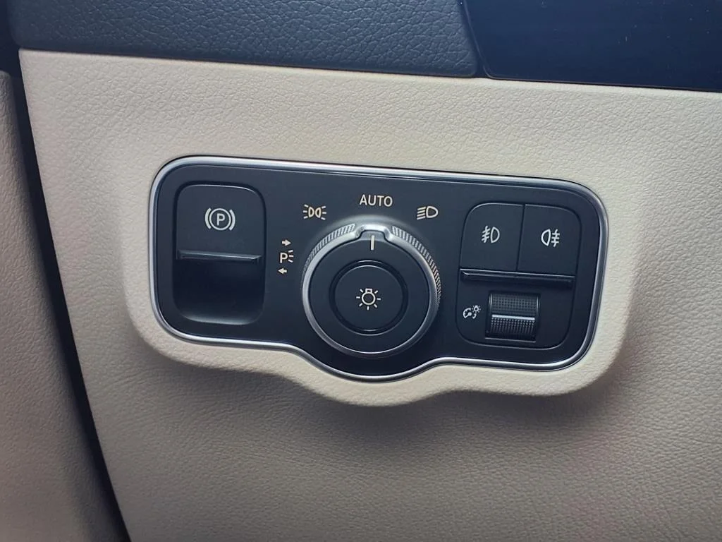 Certified Used 2025 Polar White Mercedes-Benz GLA 250 image 18