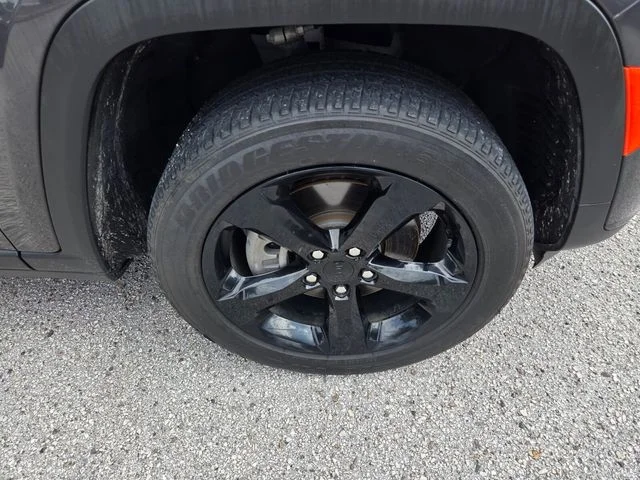 Used 2024 Gray Jeep Altitude image 17