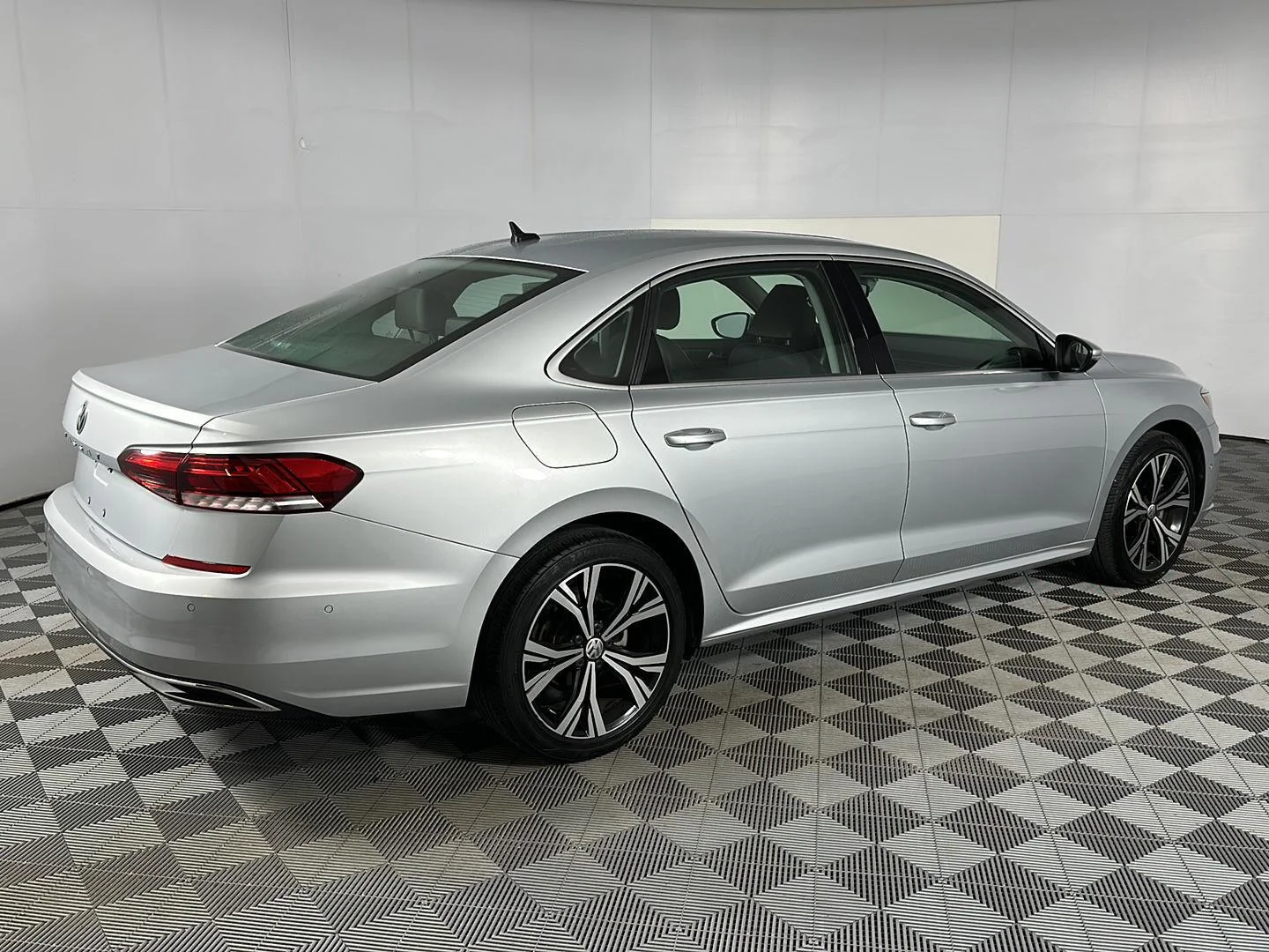 Used 2020 Platinum Gray Metallic Volkswagen 2.0T SEL image 27