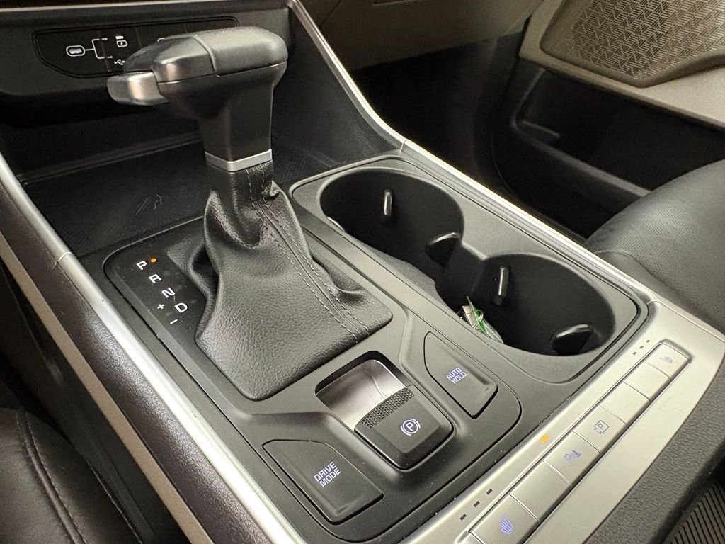 Used 2025 White Kia LXS image 33