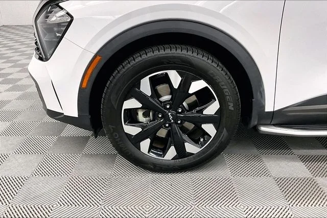 Used 2023 Glacial White Pearl Kia X-Line image 10