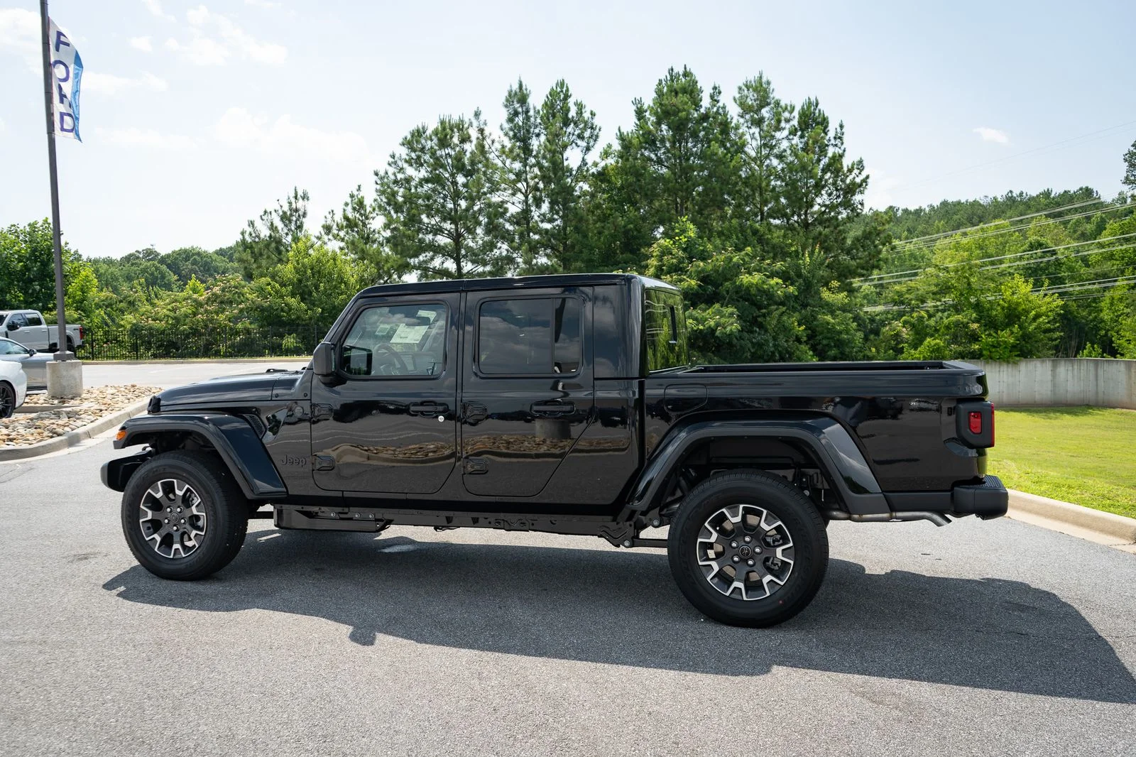 New 2026 Black Clear-Coat Exterior Paint Jeep Sahara image 7