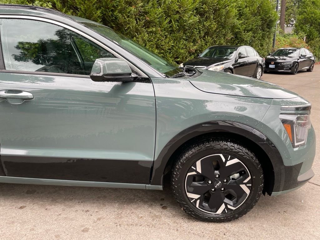 Used 2023 Cityscape Green Kia Wave image 2