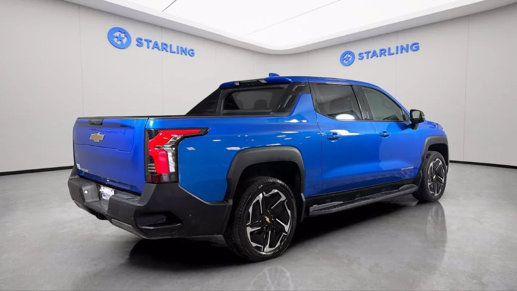 Used 2025 Riptide Blue Metallic Chevrolet LT - Extended Range image 9