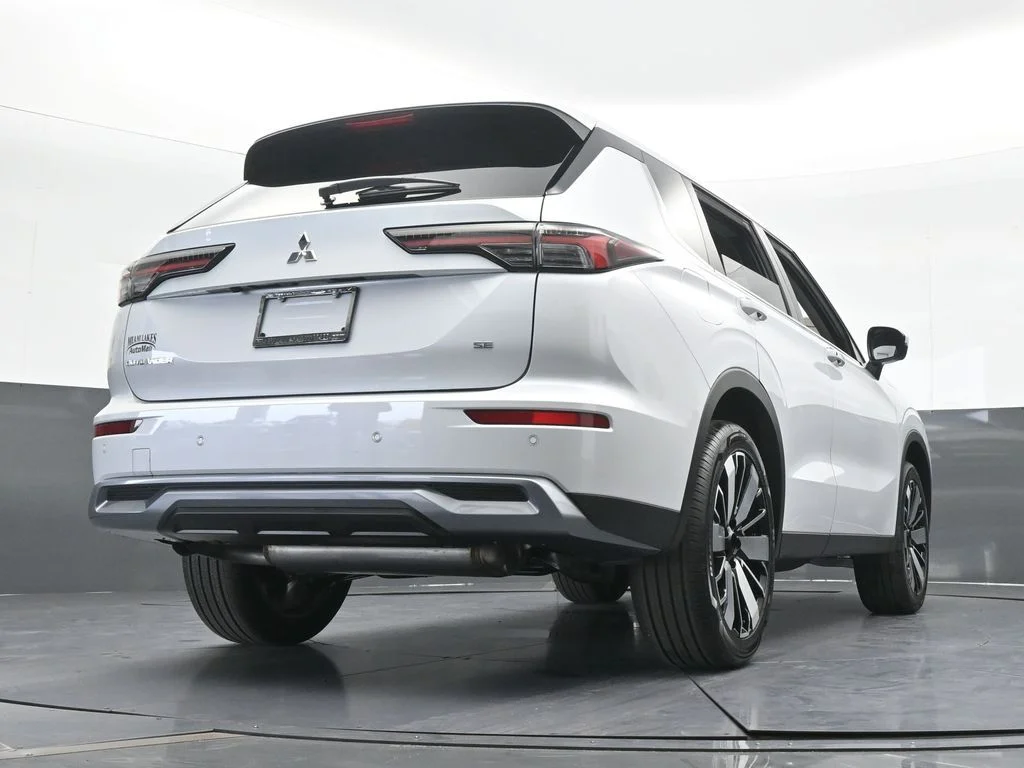 New 2026 Diamond White Mitsubishi SE image 68