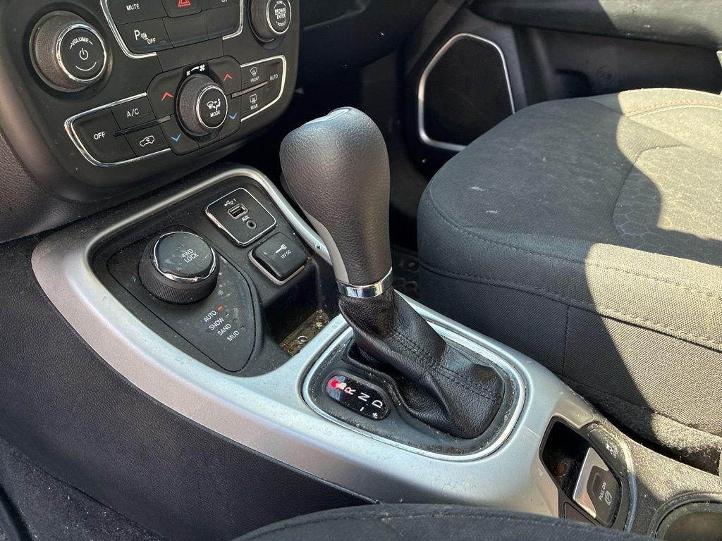 Used 2019 White Jeep Sport image 14