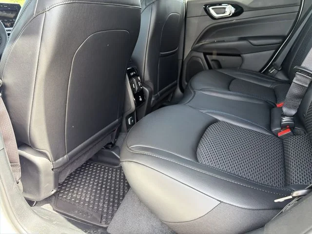 New 2026 Bright White Clearcoat Jeep Latitude image 16