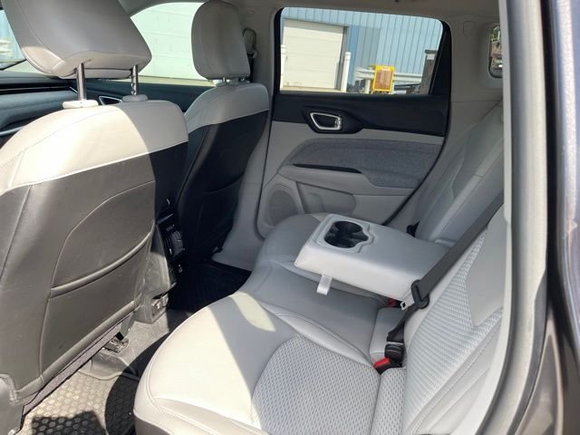 Used 2022 Granite Crystal Clearcoat Metallic Jeep Latitude image 4