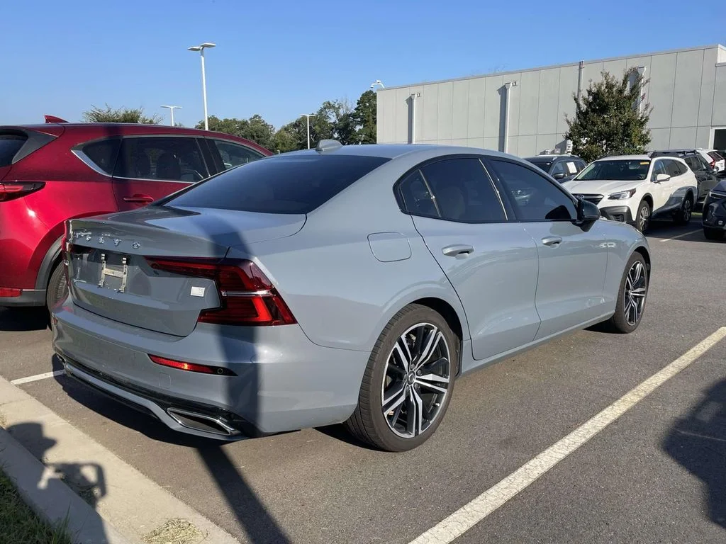 Used 2022 Thunder Grey Metallic Volvo R-Design Expression image 4