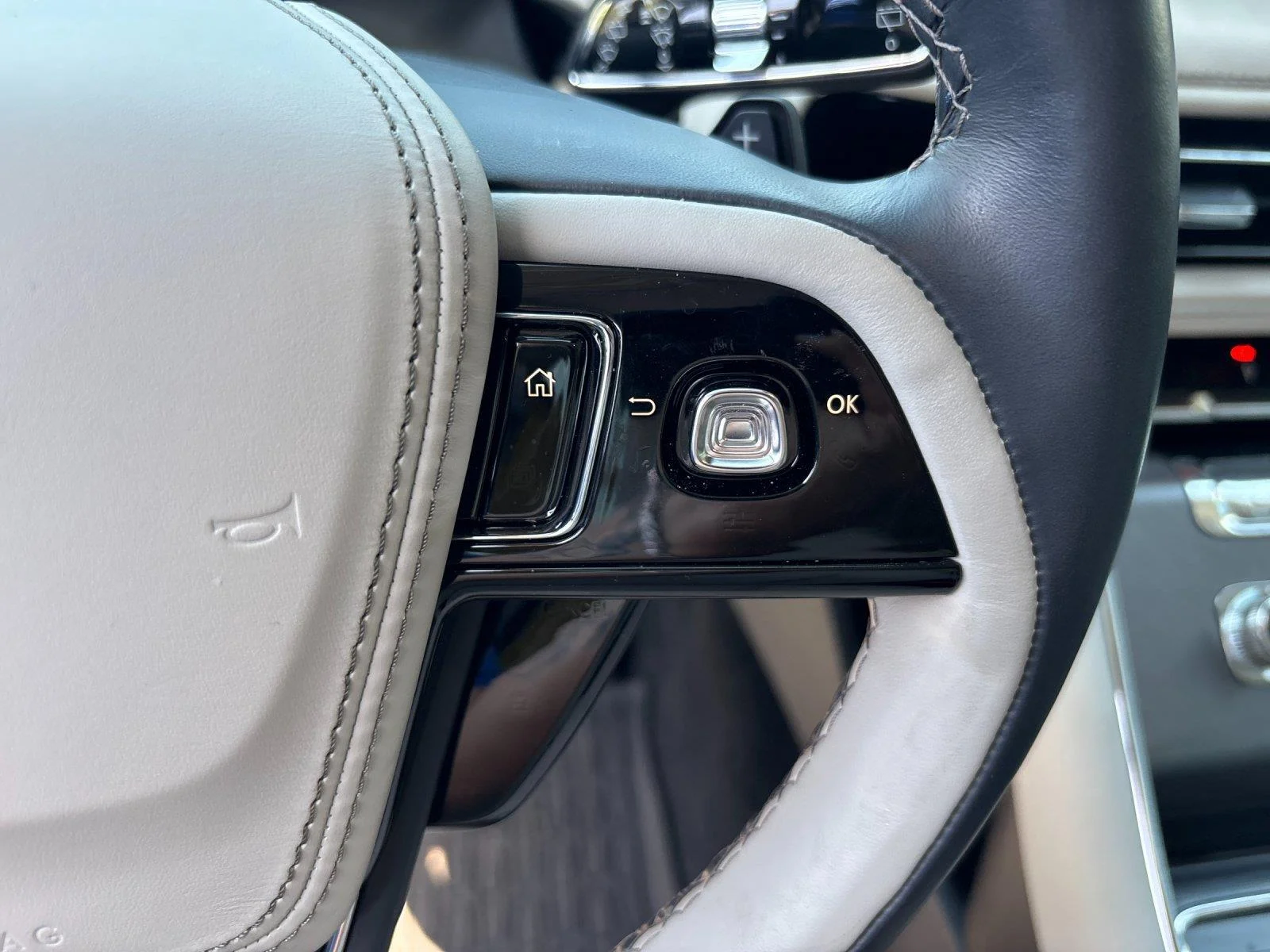 Used 2025 Pristine White Metallic Tri-Coat Lincoln Premiere image 20