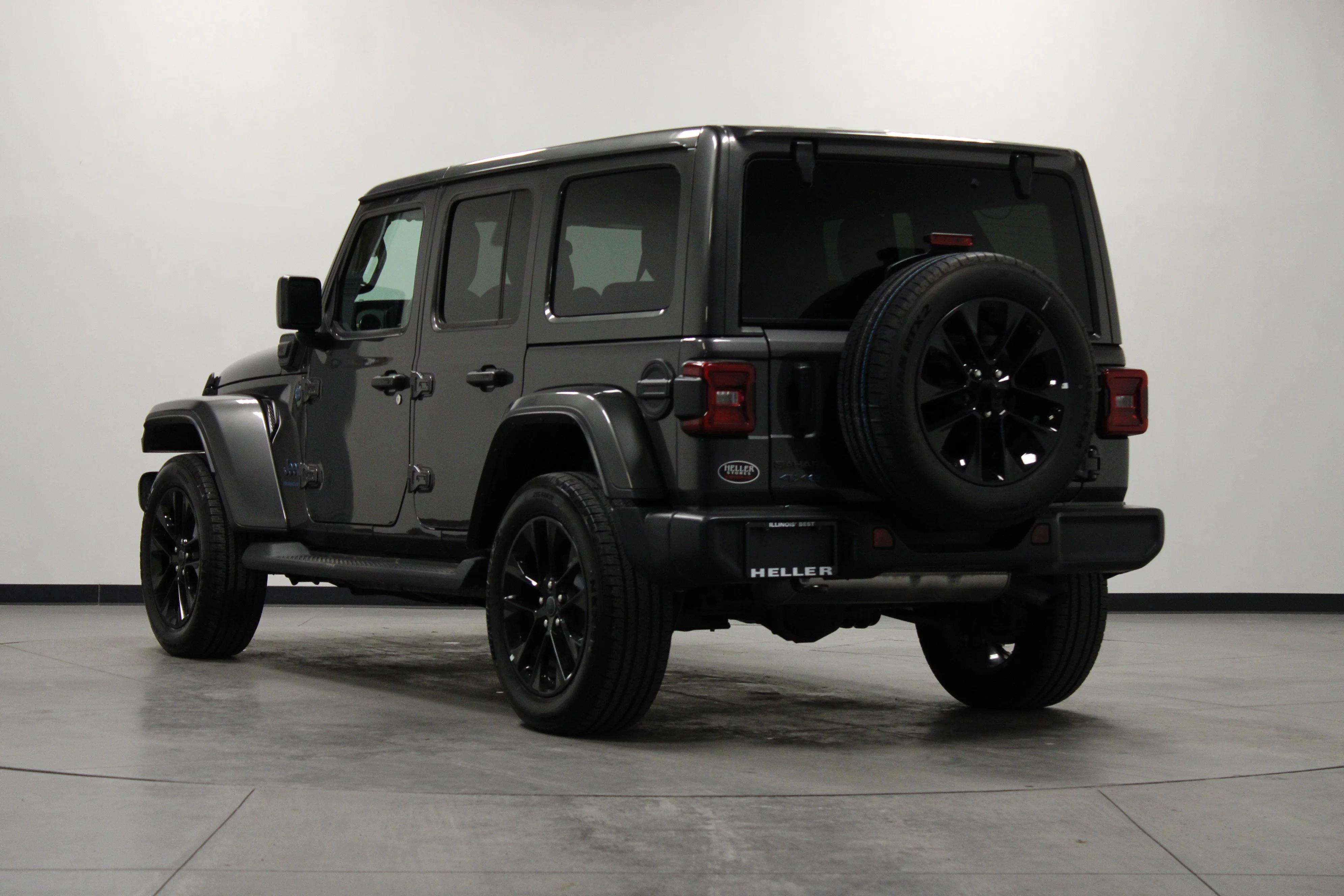 Used 2025 Granite Crystal Metallic Clearcoat Jeep Sahara image 6