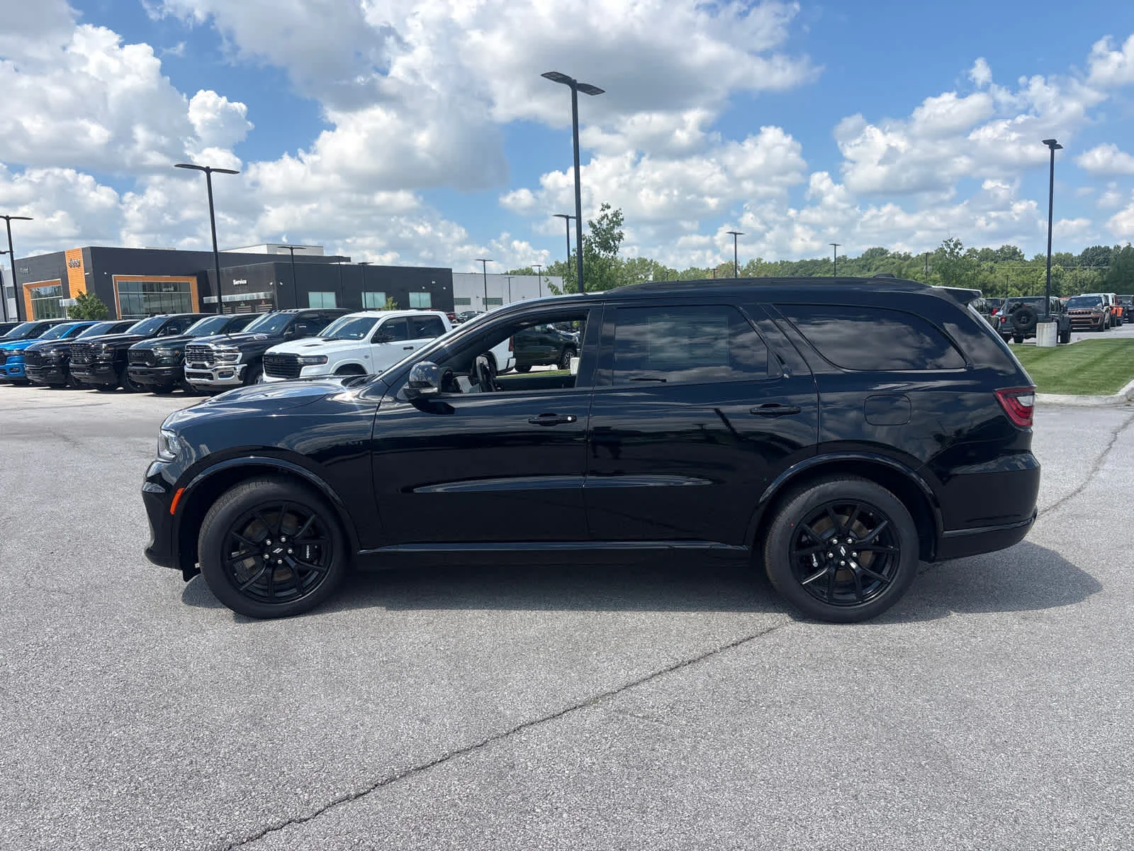 New 2026 Diamond Black Clear-Coat Exterior Paint Dodge GT Plus HEMI V8 image 6